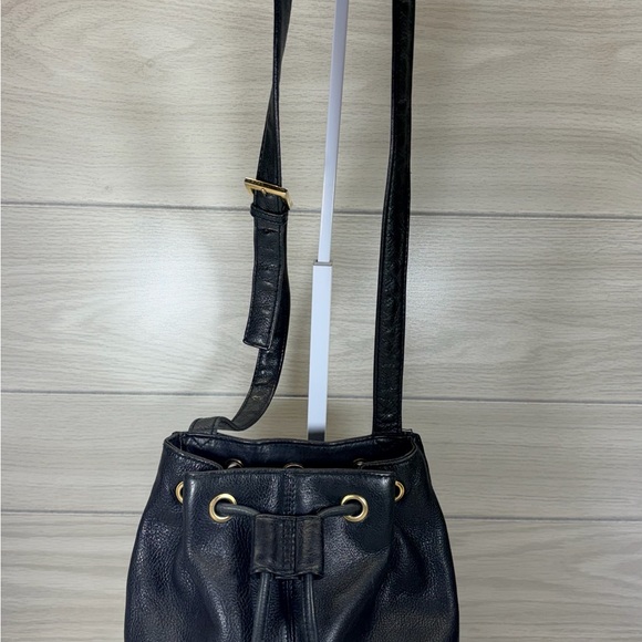 Black leather bucket bag with gold hardware - Picture 5 of 8